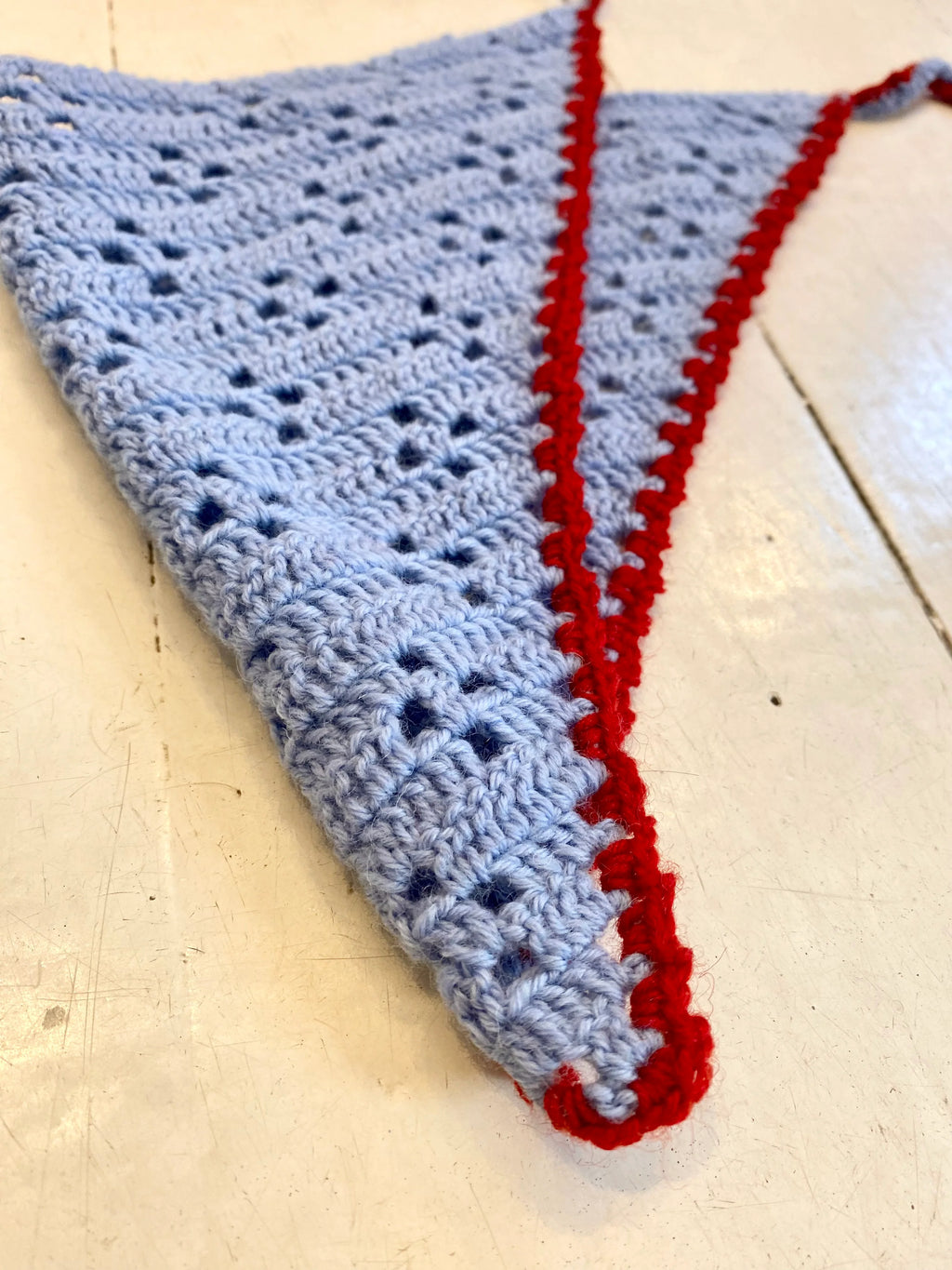 Bandana (lyseblå med rød kant)