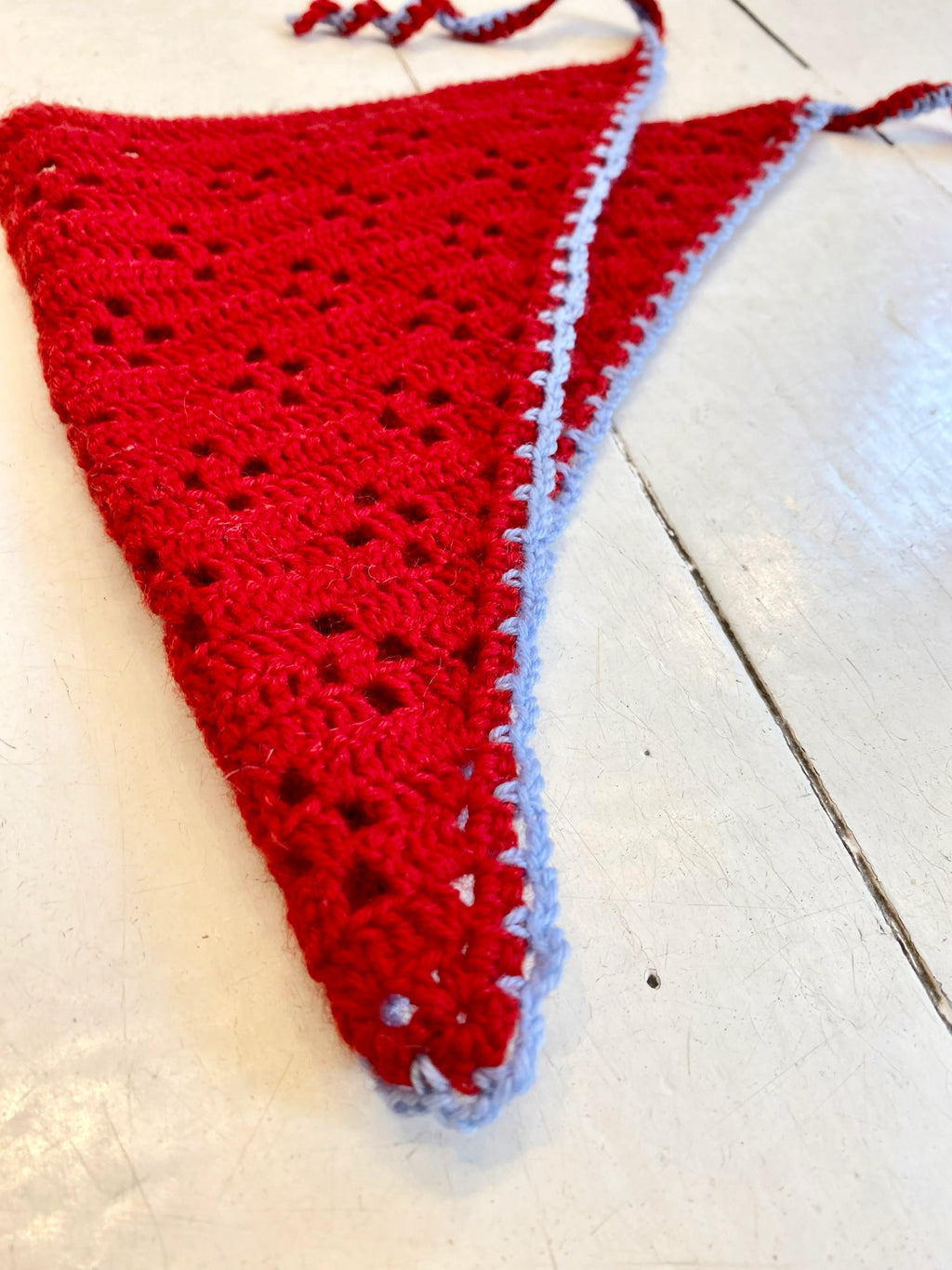 Bandana (rød med lyseblå kant)