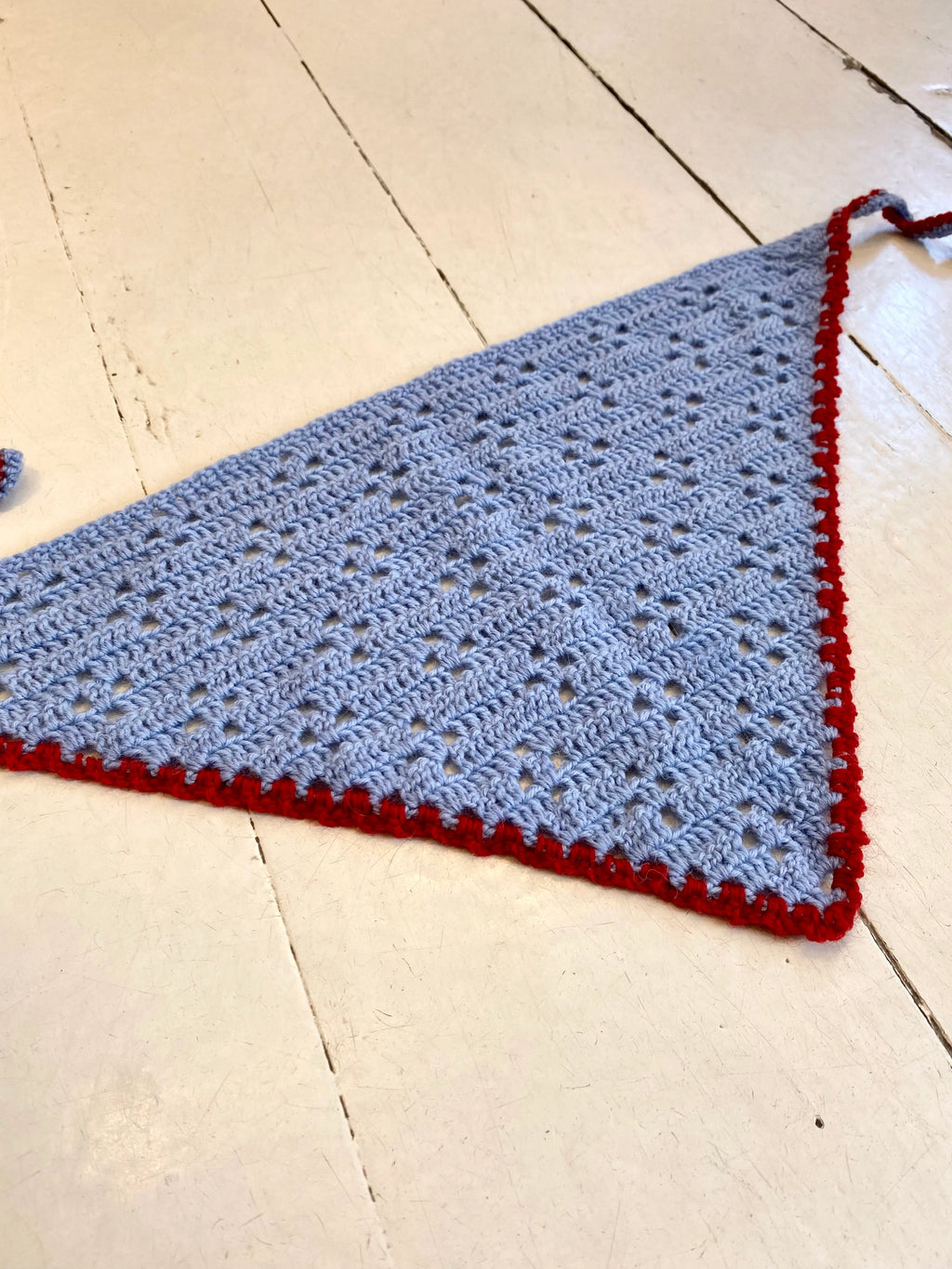 Bandana (lyseblå med rød kant)