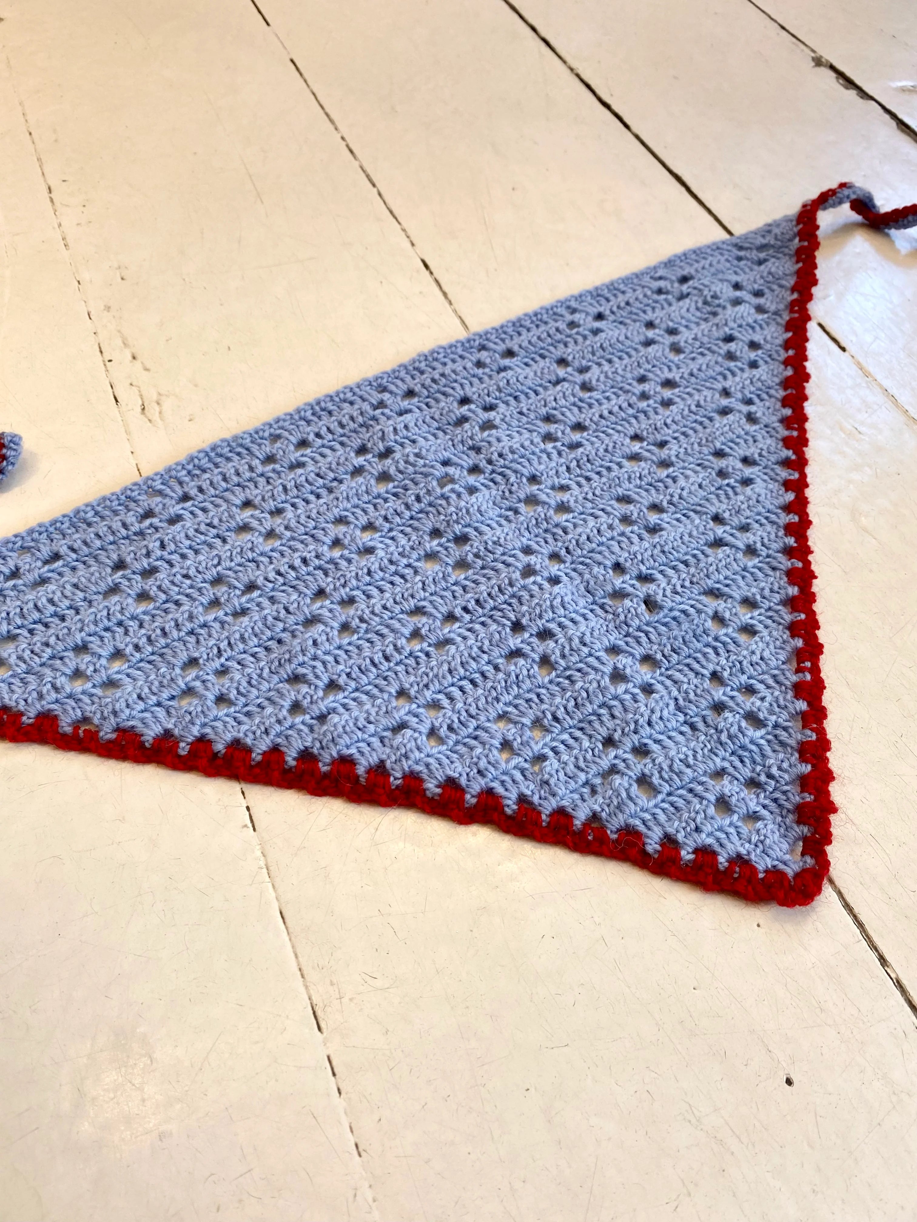 Bandana (lyseblå med rød kant)