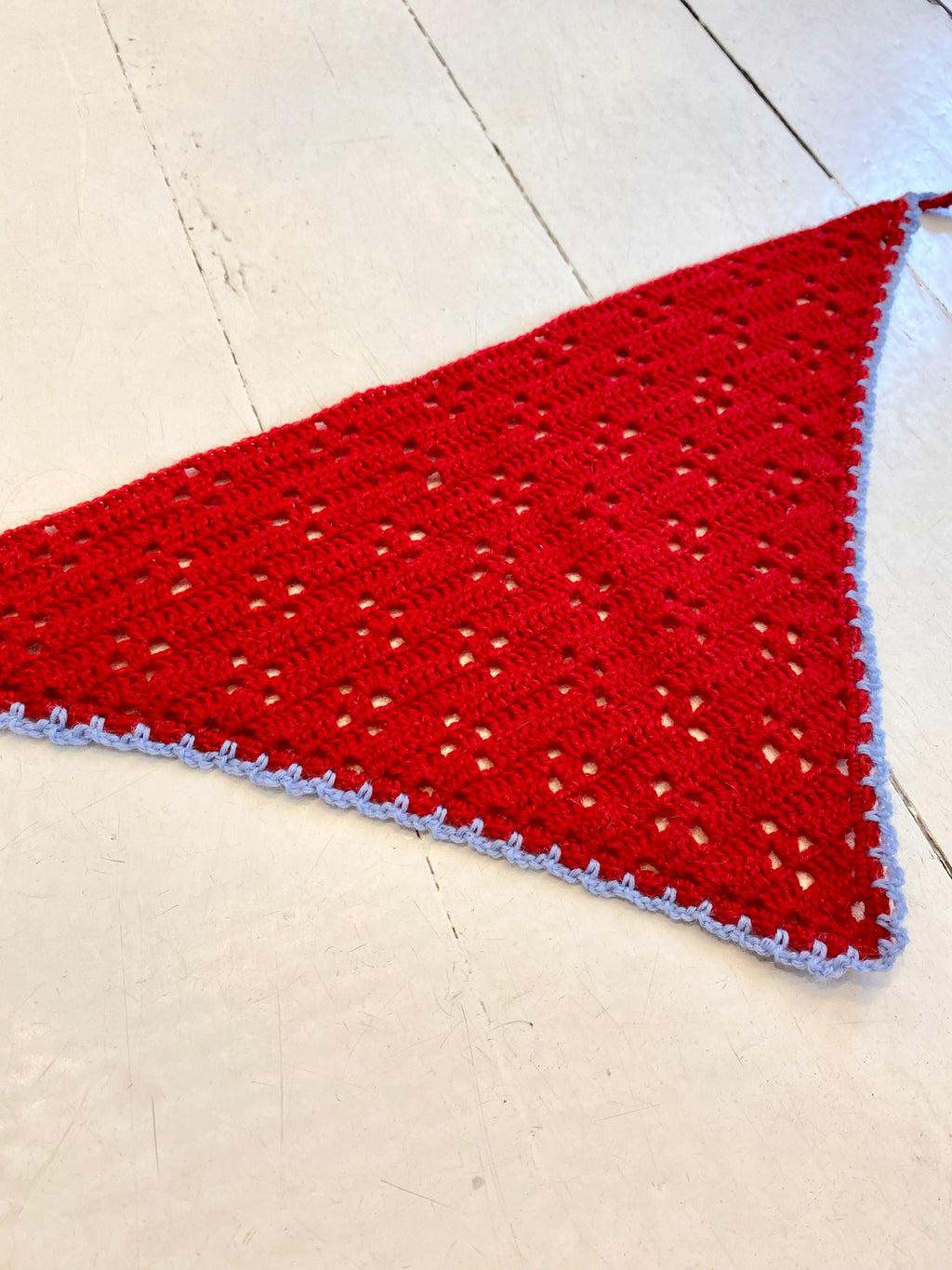 Bandana (rød med lyseblå kant)
