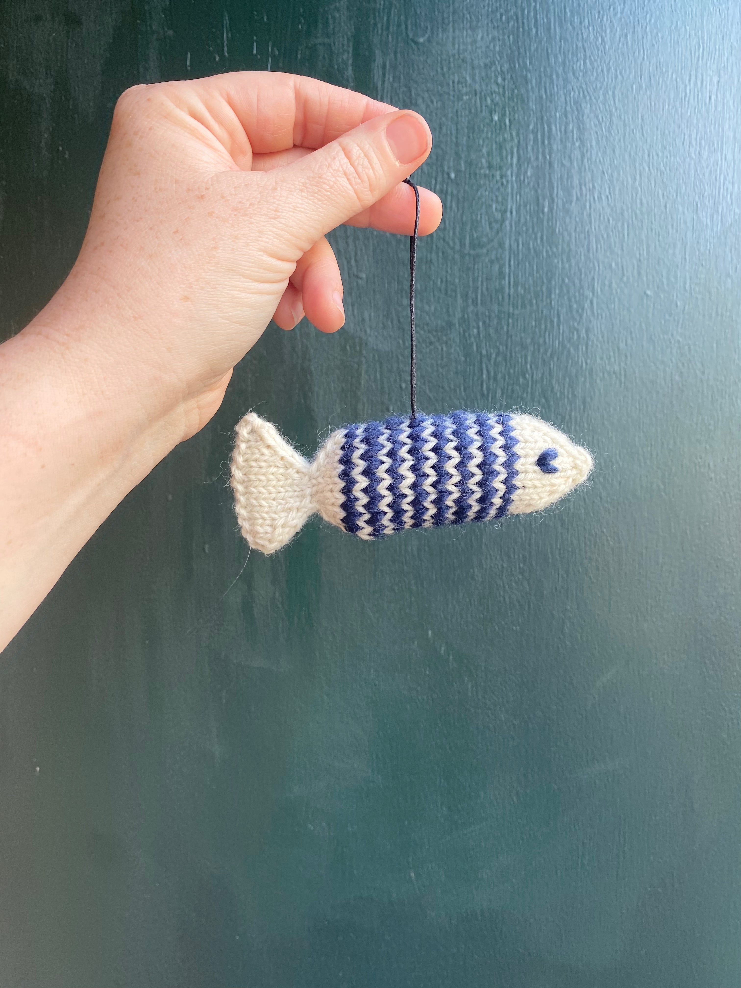 Strikket fisk (hvid og blå)