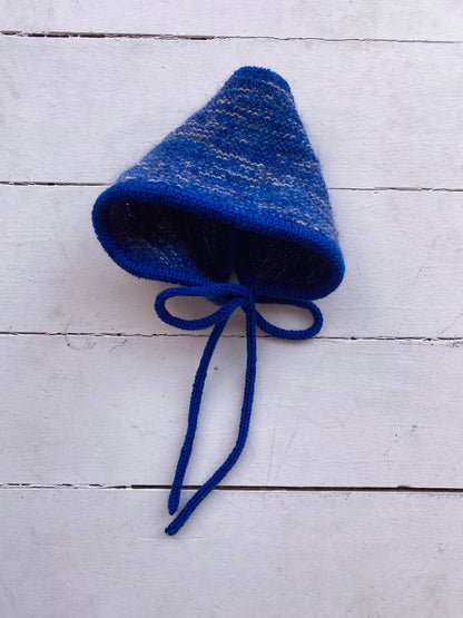 Knitted bonnet white + blue